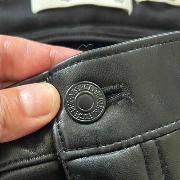 PantsAbercrombie & Fitch Curve Love Vegan Leather Cargo 90s Relaxed Pants - Picture 6 of 12